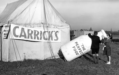 Un niño bebe de una botella promocional, en el año 1930.  