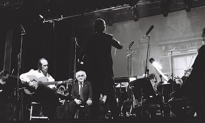 Paco de Lucía tocando la guitarra, al lado de Joaquín Rodrigo, la noche de su concierto en Torrelodones.