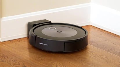 mucho descuento Black Friday: robot aspirador que incorpora dos cepillos de goma multisuperficie.