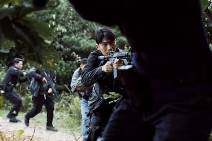 El actor Wi Ha-jun también repite como el detective de policía Hwang Jun-ho en la segunda temporada de 'El juego del calamar'. Y también ha cambiado su motivación. "En la primera temporada simplemente quería infiltrarme para buscar a mi hermano. Pero cuando mi personaje ve las atrocidades que se comenten con los participantes se llena de rabia y siente responsabilidad como policía, así que en la segunda temporada su motivación pasa a ser detener el juego". 
