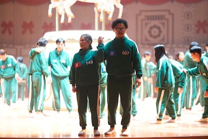 El director Hwang ha anunciado que en la segunda temporada habrá "relaciones cercanas" entre varios jugadores, algunas previas al juego como la de la veterana actriz teatral Kang Ae-sim y el actor y estrella del hip hop Yang Dong-geun, madre e hijo en la ficción.