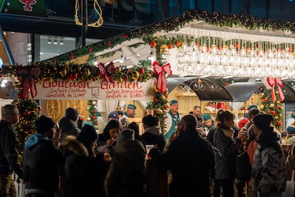 Uno de los puestos de comida en el mercado navideño de la plaza Vörösmarty, en Budapest.