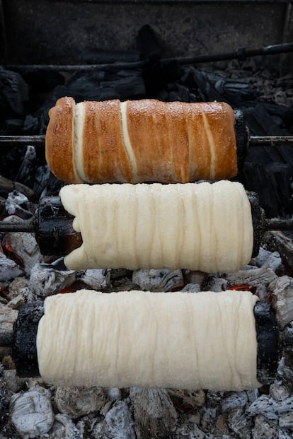 Varios 'kürtőskalác', dulces típicos húngaros, cocinándose a la brasas.