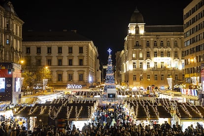 Vista del mercado de Navidad frente a la basílica de San Esteban, uno de los más populares de la capital húngara.