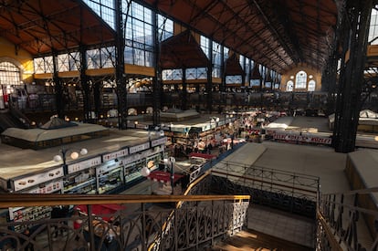 Interior del mercado central Vásárcsarnok, en Budapest.