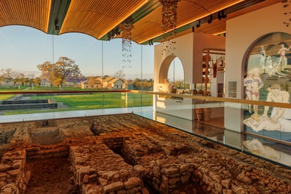 Museo arqueológico de The Newt in Somerset, con la villa romana reconstruida al fondo.