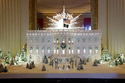 La reproducción tradicional de una Casa Blanca en miniatura realizada en pan de jengibre se puede ver en la llamada State Dining Room.