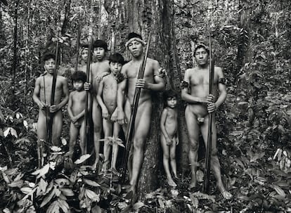 Varones de la tribu de los awá, en su hábitat natural al noreste de Brasil, en plena Amazonia, en una de las fotos de la exposición. 