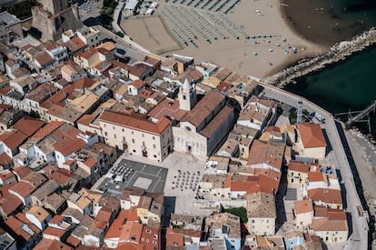Vista aérea del centro histórico de la ciudad italiana de Térmoli.