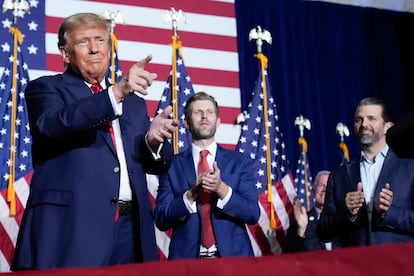 Donald Trump, con sus hijos Eric y Don Jr, en una fiesta tras su triunfo en los 'caucus' de Iowa, en enero.