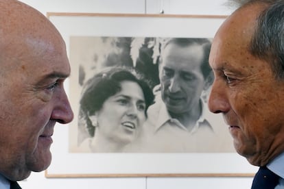 El alcalde de Valladolid, Jesús Julio Carnero (derecha), conversa con el presidente de la Fundación Miguel Delibes, Germán Delibes.
