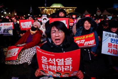 Manifestantes sostienen carteles pidiendo la destitución del actual presidente del Corea del Sur durante un marcha en Seúl.