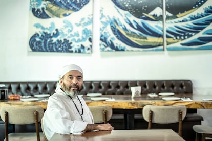 Miguel Tanimaya en su restaurante en Culiacán.