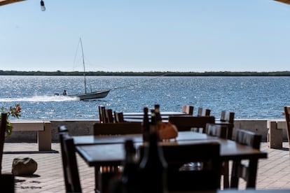 Restaurantes vacíos en Altata, Navolato. 