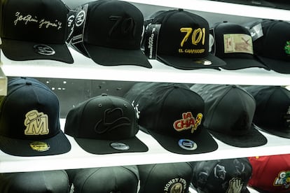 Gorras alusivas a los grupos criminales de Culiacán en un centro comercial de la ciudad.