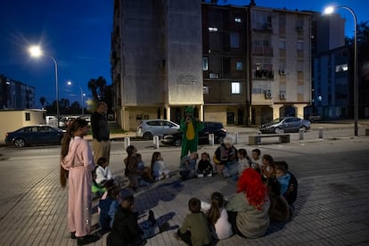 Monitores de la asociación Entre Amigos jugaban el 5 de diciembre con niños del barrio de las Tres Mil Viviendas. 