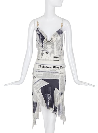 El vestido con estampado de periódico diseñado por Galliano que usó Carrie Bradshaw, el personaje interpretado por Sarah Jessica Parker, en 'Sexo en Nueva York'.