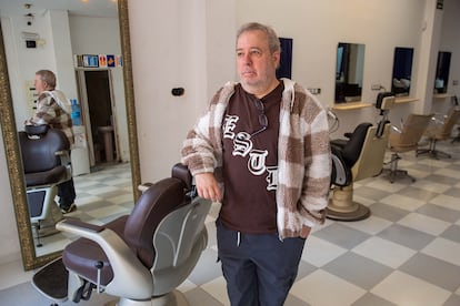Francisco Pedreña, el pasado viernes en la peluquería que regenta en Paiporta. 