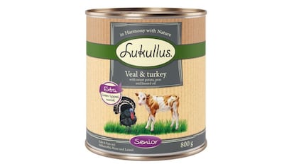 Pienso para perros senior Lukullus englobado como comida húmeda completa.