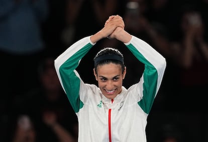 La boxeadora Imane Khelif celebra su medalla de oro en los Juegos Olímpicos de París 2024. 