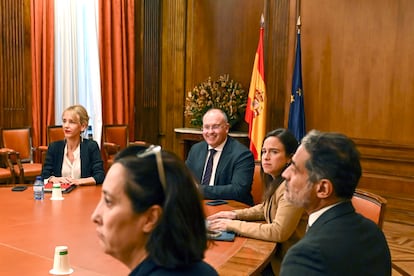 Los diputados populares Cayetana Álvarez de Toledo y Miguel Tellado (centro), se reúnen con un colectivo de víctimas y denunciantes de la dictadura de Nicolás Maduro ante la Corte Penal Internacional, este jueves en el Congreso. 
