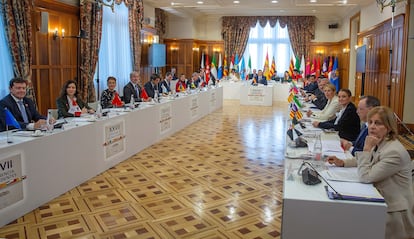 El presidente del Gobierno Pedro Sánchez (centro), preside la reunión de la XXVII Conferencia de Presidentes.
