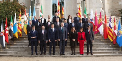 El rey Felipe VI, el presidente del Gobierno, Pedro Sánchez, la presidenta de Cantabria, María José Sáenz de Buruaga , el ministro de Política Territorial, Ángel Víctor Torres y los presidentes del Congreso, Francina Armengol y del Senado, Pedro Rollán, posan para la foto de familia al Palacio de la Magdalena de Santander junto a los miembros del Gobierno y los presidentes y vicepresidentes autonómicos que asisten a la XXVII Conferencia de Presidentes.