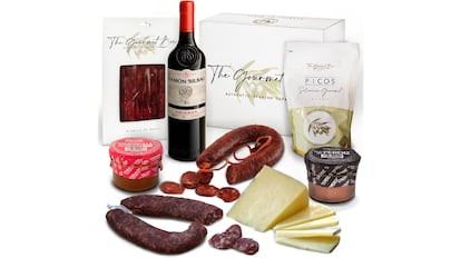 regalos de navidad según presupuesto: cesta de alimentos gourmet y productos ibéricos.