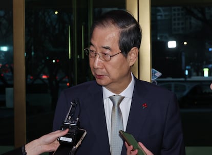 El primer ministro, Han Duck-soo, habla con los medios de comunicación este sábado en Seúl. 