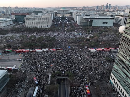Miles de personas congregados en los alrededores de la Asamblea Nacional, este sábado en Seúl.