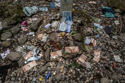 Ofrendas junto a una cruz en la selva.