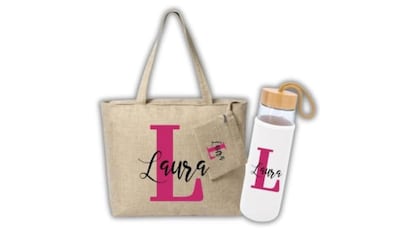 Bolso, neceser y botella de cristal.