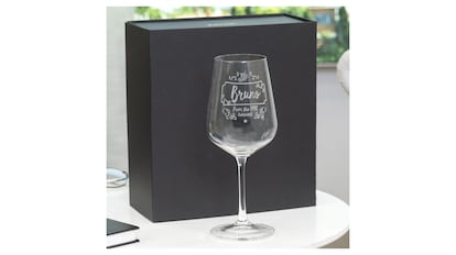 Copa de vino y estuche.
