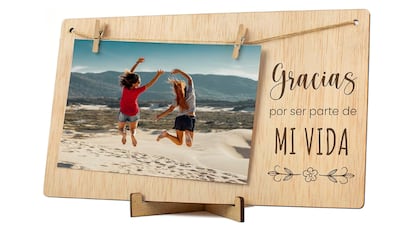 Portafotos con pinzas de madera.