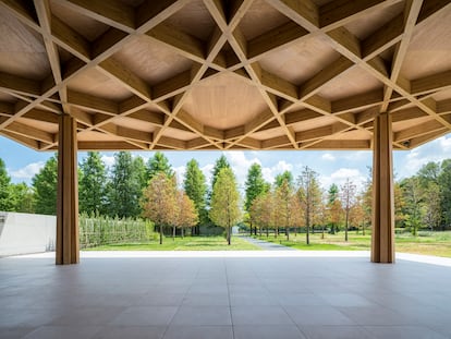 Detalle de la cubierta de cedro del Museo de la Ciudad de Toyota, diseñado por Shigeru Ban.