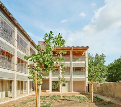 Viviendas sociales en Esporles, Mallorca, diseñadas por los arquitectos Emiliano López y Mónica Rivera. 