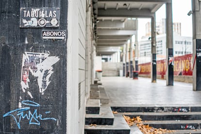 Una señal indica la localización de las taquillas en el Estadio del Rayo Vallecano.
