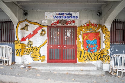 La entrada por la Calle Payaso Fofó a los vestuarios del Estadio de Vallecas.