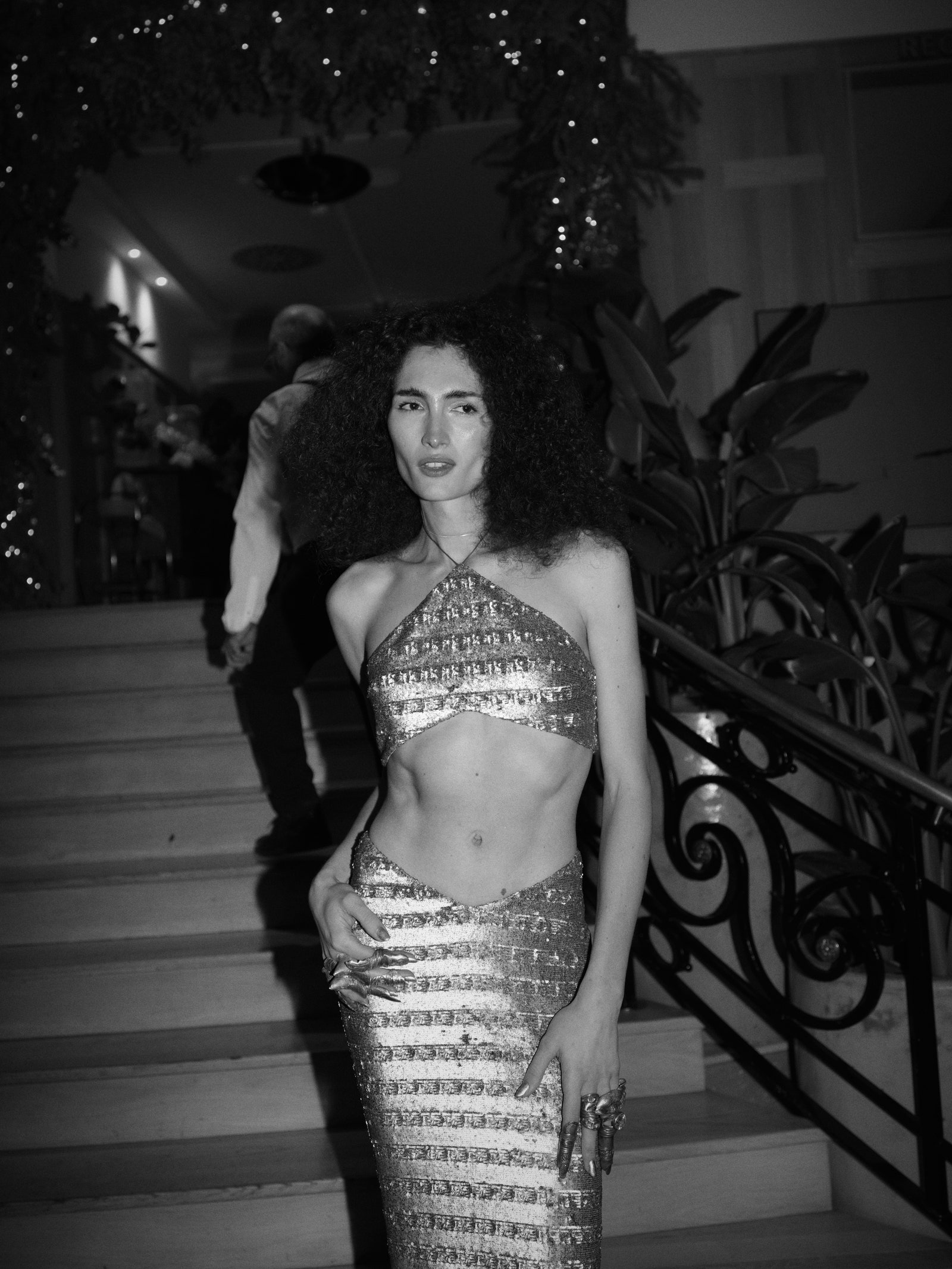 Mina Serrano deslumbra con un ‘look dorado ‘muy Cher en los Premios Forqu 2024