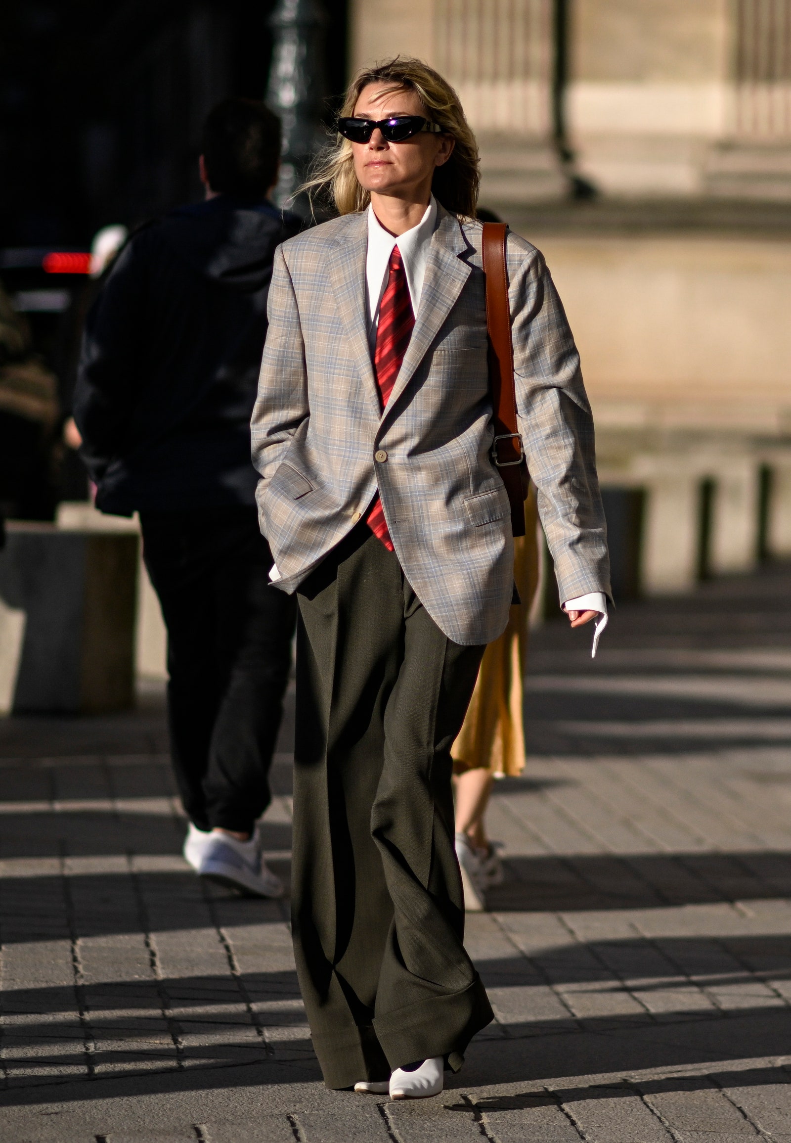 traje de chaqueta con corbata ochentero visto en street style