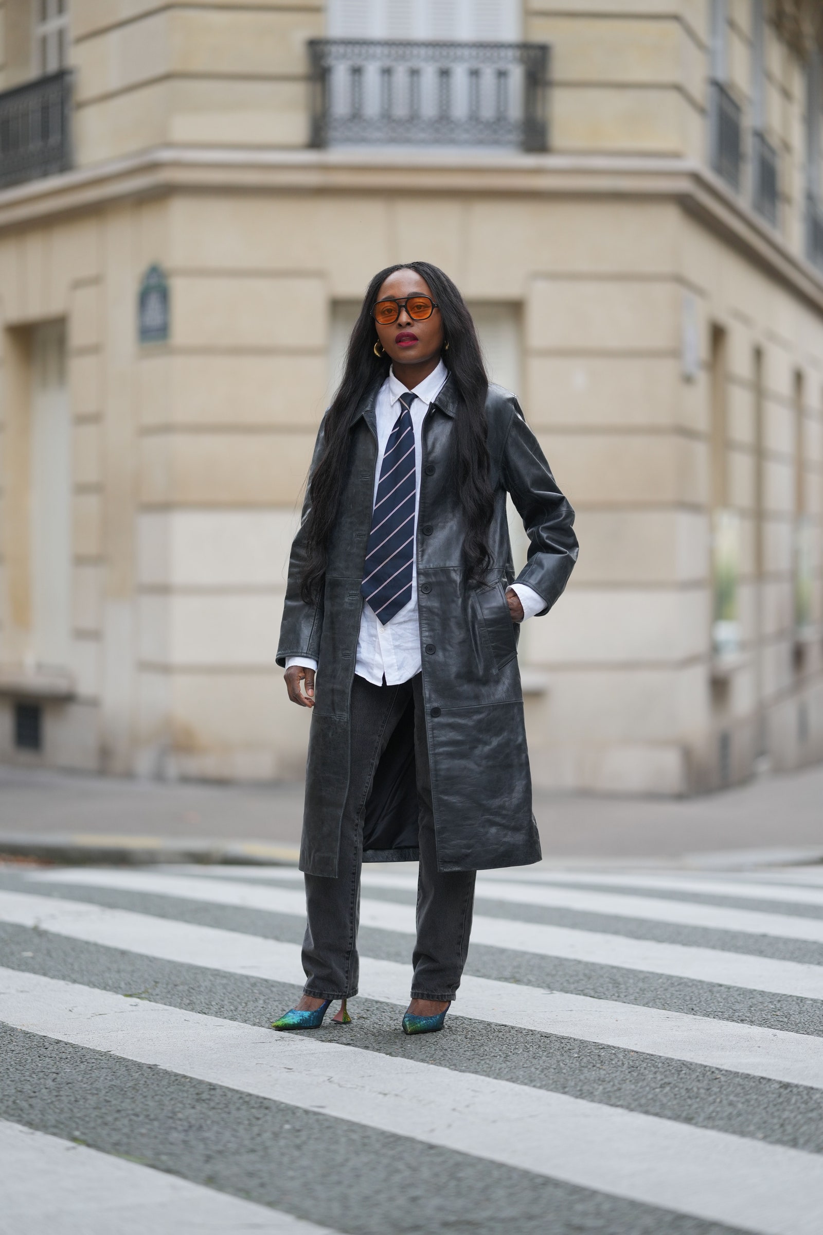 look con corbata ochentero visto en street style