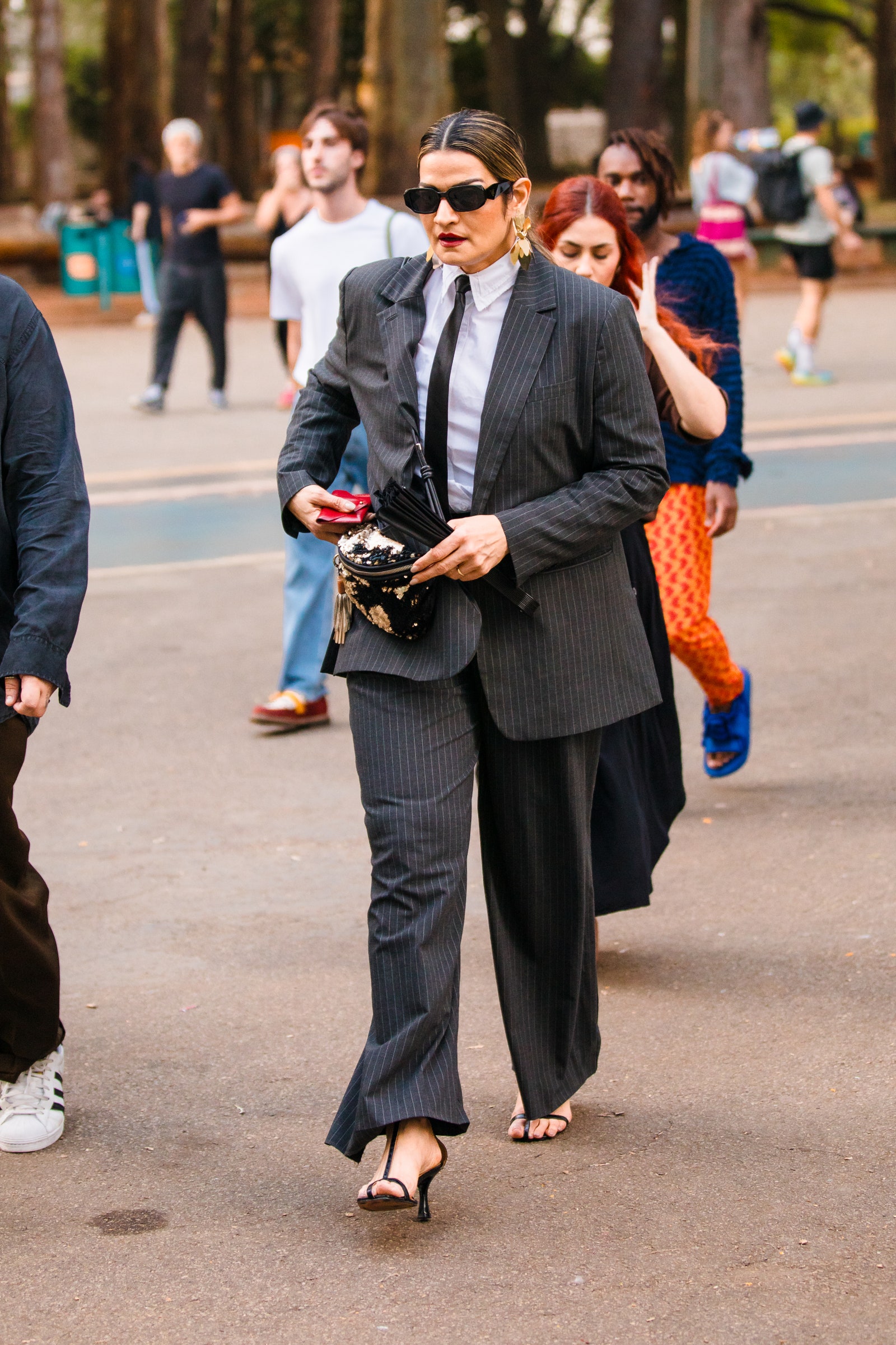traje de chaqueta con corbata ochentero visto en street style