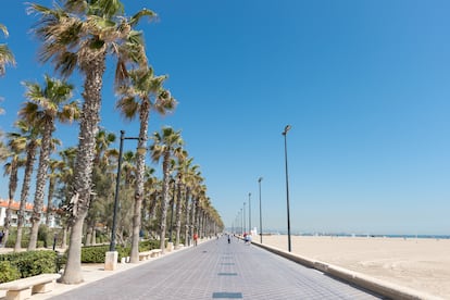 En invierno, el paseo marítimo que conecta las playas de la Malvarrosa y las Arenas es perfecto para caminar, pedalear o relajarse en una terraza con vistas al Mediterráneo.