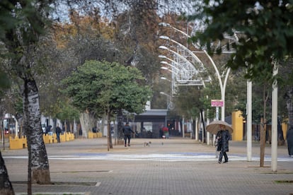 La Alameda de Hércules el día 12 de diciembre sin puestos navideños. FOTO: PACO PUENTES (EL PAÍS)