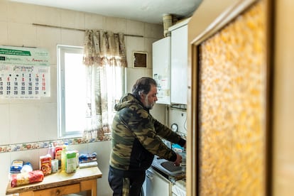 Mariano Soles, en la cocina de su vivienda en Vallecas.