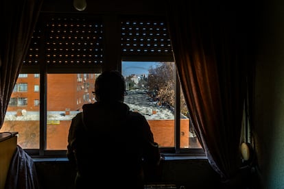 Mariano Soler, mira desde la ventana de su vivienda en Vallecas.