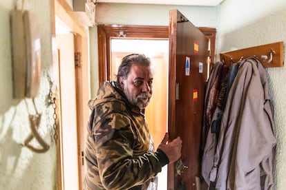 Mariano Soles, este miércoles en su piso en Vallecas.