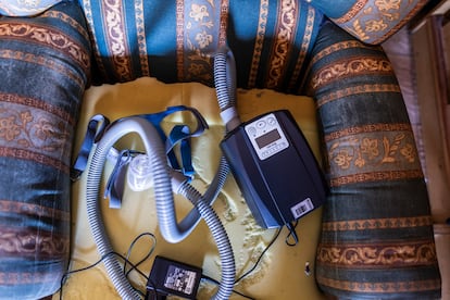 Máquina de oxígeno para tratar la apnea del sueño.