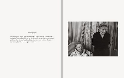 Doble página perteneciente a ‘Suzanne and Louise’ de Hervé Guibert, publicado por Magic Hours Press.