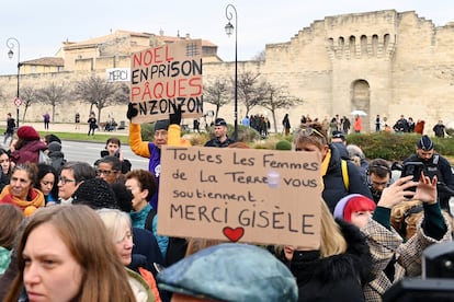 Decenas de personas se congregan en apoyo a Gísele Pelicot, este jueves en la entrada de los juzgados. 